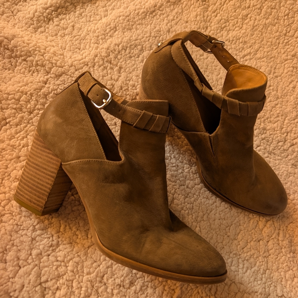 via Spiga Stylish Tan Women's Ankle Boots